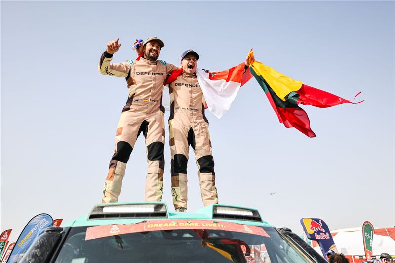 Rokas Baciu&scaron;ka與導航員Oriol Vidal駕駛Defender Dakar D7X-R奪下Stock組冠軍。（圖／JLR提供）
