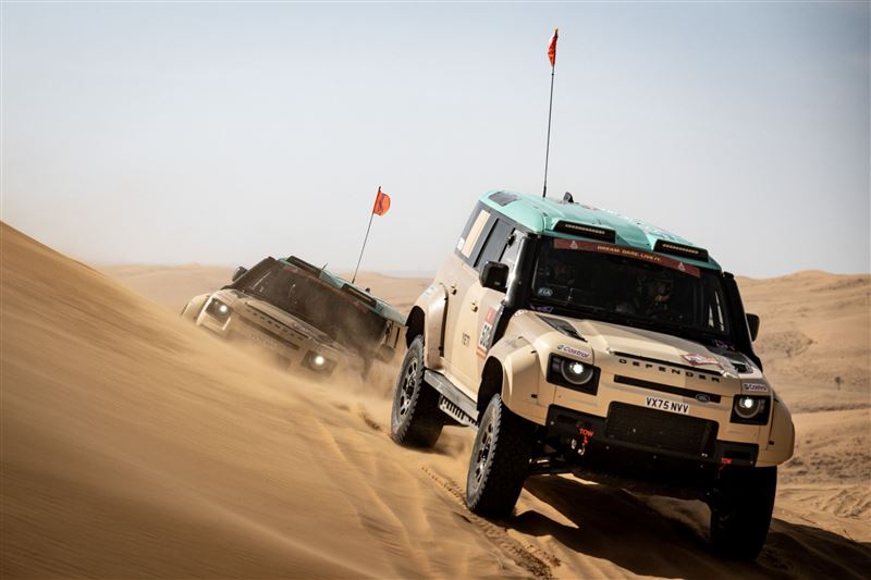 Defender Dakar D7X-R與量產版Defender OCTA有著緊密連結。（圖／JLR提供）
