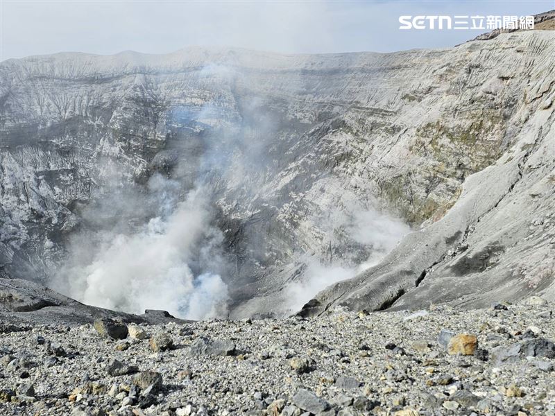 2名台灣籍遊客與1名日籍駕駛的直升機，在日本熊本縣阿蘇火山周圍失聯。（圖／讀者提供）