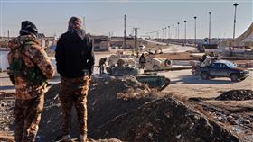 敘利亞民主力量（SDF）士兵駕駛著車輛經過。（圖／美聯社／達志影像）