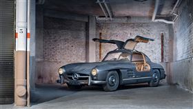 1956年賓士300 SL鷗翼跑車。（圖／翻攝Artcurial網站）