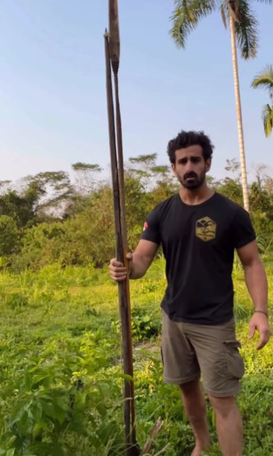 羅索利透露深入亞馬遜雨林時，同行的嚮導慘被長達2.1公尺的巨箭射中。（圖／翻攝IG@paulrosolie）