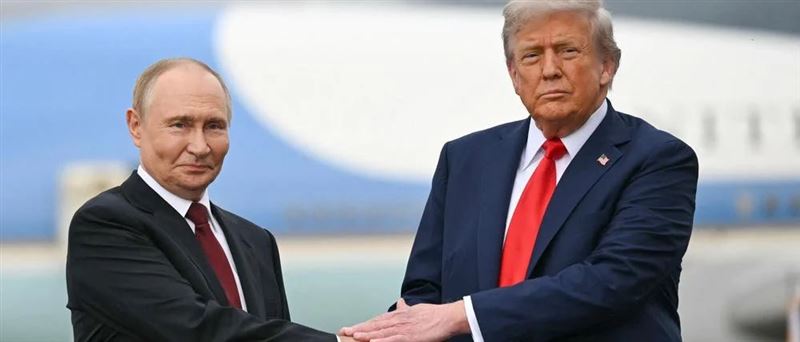 美國總統川普與俄羅斯總統普丁在去年的阿拉斯加峰會會面。（圖／翻攝自X平台 @kadmitriev）