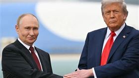 美國總統川普與俄羅斯總統普丁在去年的阿拉斯加峰會會面。（圖／翻攝自X平台 @kadmitriev）