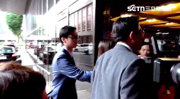 帶走國防機密挨告洩密，黃國昌大笑回「哪個律師啊？」（圖／翻攝畫面）