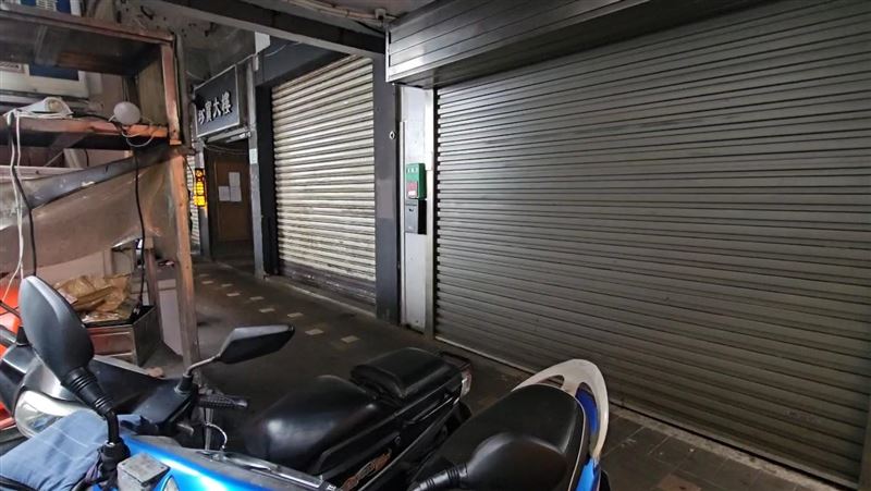 基隆愛一路某酒吧門口發生衝突，莊男等人遭開山刀砍傷送醫。（圖／翻攝畫面）