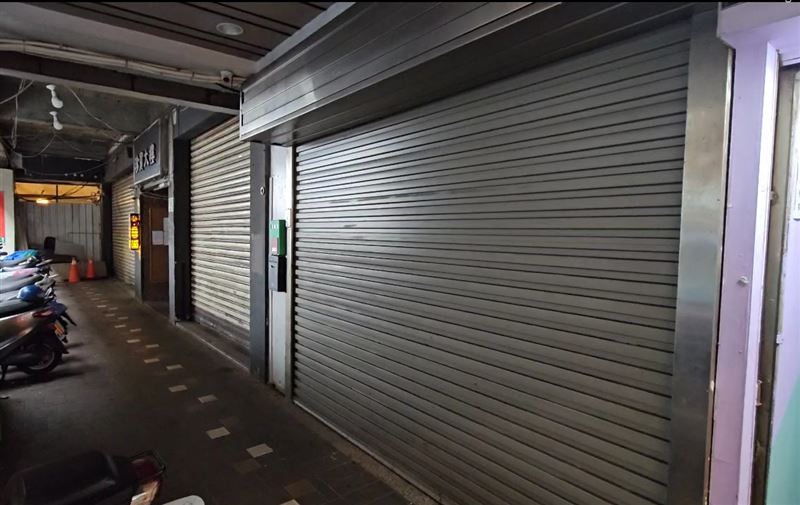 基隆愛一路某酒吧門口發生衝突，莊男等人遭開山刀砍傷送醫。（圖／翻攝畫面）