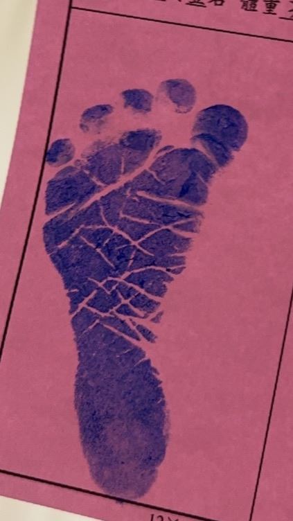 高爾宣分享兒子腳印，也感謝健志夫妻協助。（圖／龍大謝提供）