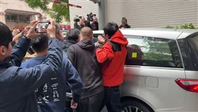 警方今天（20日）依殺害直系血親尊親屬罪移送，死者親友情緒激動，欲動手教訓坐在警車內的兇嫌，因車門緊閉無法如願，不斷向兇嫌怒吼「畜生、出來啦、垃圾！」，廖嫌躲在車內雙手摀臉，不敢面對親友。（圖／翻攝畫面）