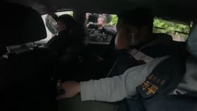 警方今天（20日）依殺害直系血親尊親屬罪移送，死者親友情緒激動，欲動手教訓坐在警車內的兇嫌，因車門緊閉無法如願，不斷向兇嫌怒吼「畜生、出來啦、垃圾！」，廖嫌躲在車內雙手摀臉，不敢面對親友。（圖／翻攝畫面）
