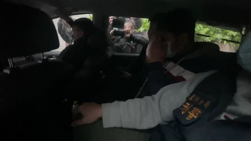 廖嫌在車內雙手摀臉，不敢面對親友。（圖／翻攝畫面）