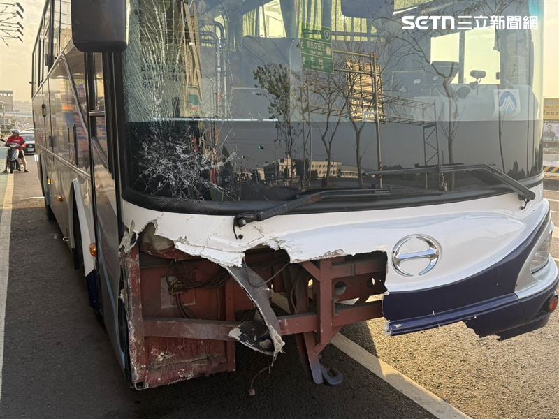 肇事的員林客運亦受損慘重，右前保險桿與外殼大面積脫落，前擋風玻璃左側更呈現蜘蛛網狀碎裂。(圖/翻攝畫面)