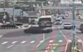 嚇！員林客運猛撞左轉車　直接削爛車門(圖/翻攝畫面)