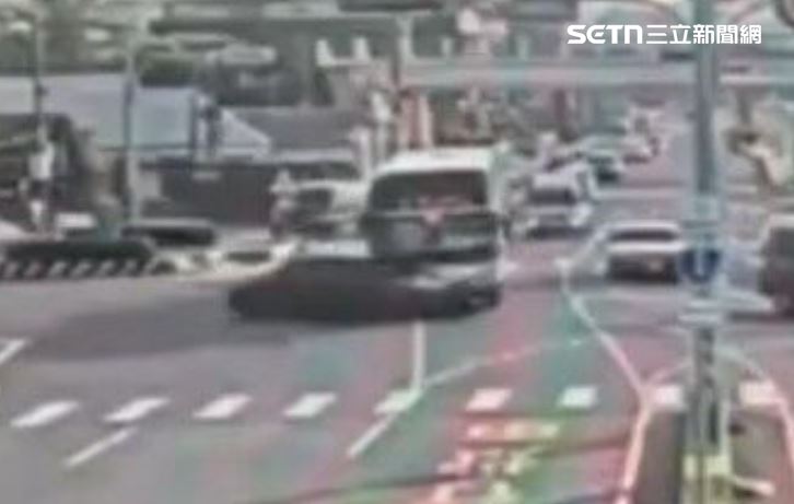 一輛員林客運空車行經中山路三段與金馬東路口時，疑因閃避不及，猛烈撞上一輛正準備左轉的自小客車。(圖/翻攝畫面)