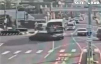 嚇！員林客運猛撞左轉車　直接削爛車門(圖/翻攝畫面)