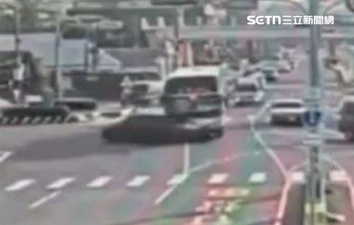 嚇！員林客運猛撞左轉車　直接削爛車門