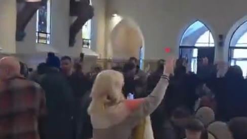 位於明尼蘇達州聖保羅市的教堂，禮拜進行到一半，有一群抗議ICE的民眾闖入。（圖／翻攝畫面）