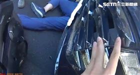 新北,中和,暴衝,機車騎士,捲車輪,胸口肋骨斷裂,車禍事故。（圖／翻攝畫面）