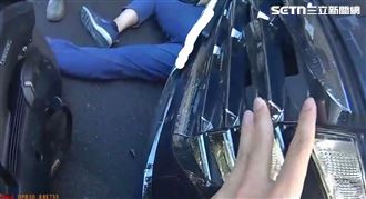 汽車紅燈暴衝連環撞！騎士捲車底肋骨斷裂