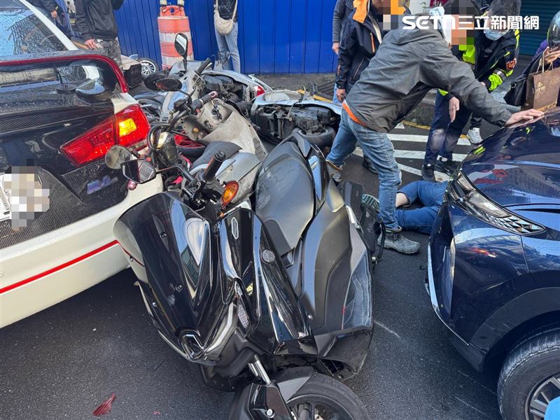 新北中和范姓男子駕駛自小客車，不明原因暴衝，方姓騎士被捲進車底。（圖／翻攝畫面）