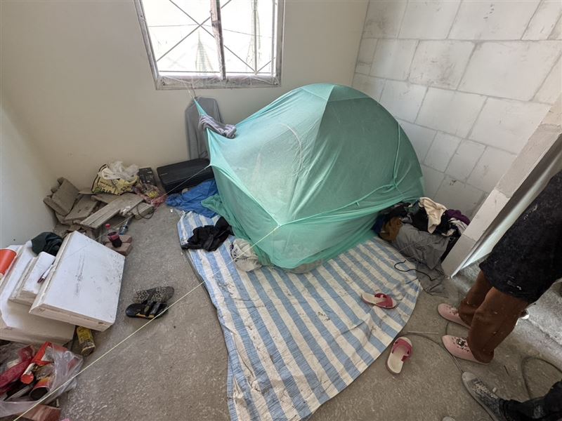 帳篷「1人1戶」，生活用品擺放周圍。（圖／移民署新竹市專勤隊提供）
