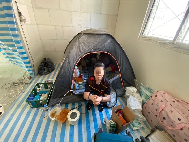 怕被查緝，5名非法移工直接睡在工地。（圖／移民署新竹市專勤隊提供）