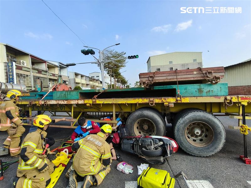 消防出動千斤頂才成功將女子血跡斑斑的右大腿從巨輪下拖出，送醫搶命中。（圖／民眾提供）