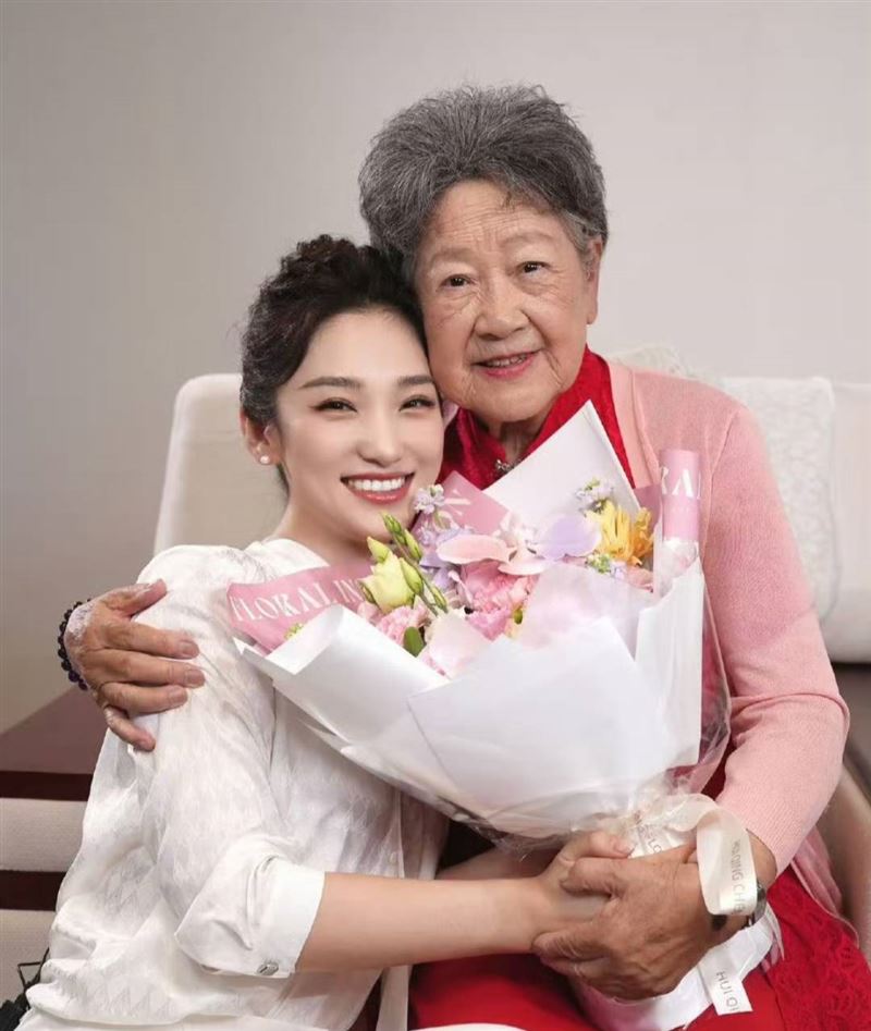 陶玉玲（右）病勢，中國主持人藍羽（左）發文悼念。（圖／翻攝自微博）