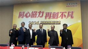 英業達董事長葉力誠(右3)與經營團隊一同出席集團旺年會記者會。（圖／記者余國棟攝影）