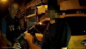 花蓮一名女民眾日前在新城一處大賣場外獨自搭計程車，途中司機亮出一把手槍向她兜售，接著又以「妳是不是處女？」等語對她性騷擾，司機甚至故意往偏僻處開，女乘客嚇壞要求提早下車，才結束一場虛驚。警方表示，已追查出洪姓涉案駕駛，全案已依恐嚇、性騷擾防治法函送花蓮地檢署偵辦。（圖／翻攝畫面）