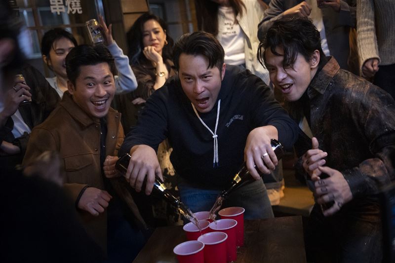 與以往角色形象有很大的落差，首度挑戰飾演生活感十足的「廢中年」張孝全，和姚淳耀、黃迪揚組Band。（圖／公視提供）