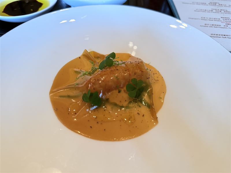 套餐中前菜「地中海式海鰲蝦、雞尾酒醬、蘿蔓沙拉、海鮮高湯凍」。（圖／記者李育道攝影）