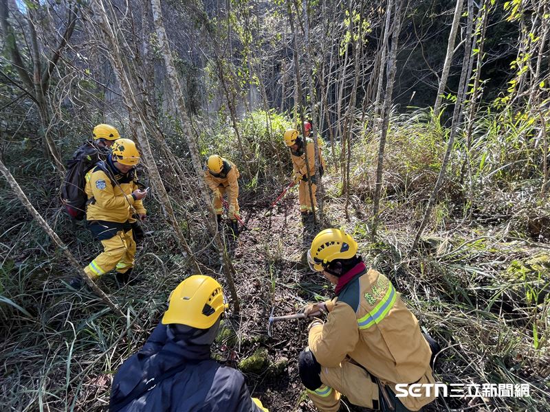 山林大火發生時，許多人的直覺都會想到消防員救火，但車輛難以抵達的高海拔深山，第一線「森林護管員」才是守護神。他們背負逾20公斤重裝，徒步穿梭險峻稜線，在無水環境下揮汗開闢防火線，與惡火近身肉搏。這群隱身山林的戰士，正用生命守護台灣每一吋珍貴綠意。（圖／林業保育署臺中分署授權提供）