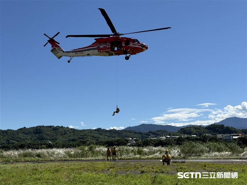 近日臺中分署與空勤總隊合作，進行難度極高的直升機人員吊掛訓練。當火場位於車輛無法抵達的斷崖或密林，護管員必須克服高空恐懼，從天而降投入戰場，展現「地空一體」的精銳戰力，守護國人難以觸及的每一吋綠意。（圖／林業保育署臺中分署授權提供）