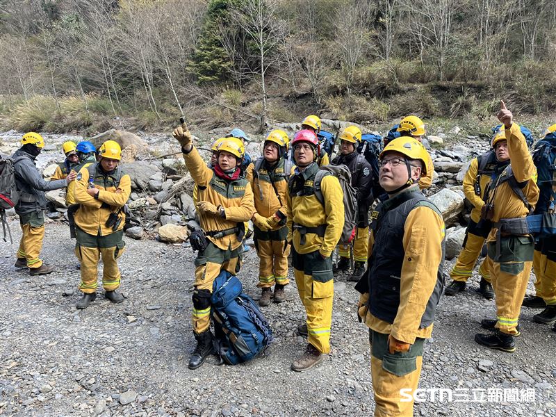 在瞬息萬變的森林中，決策速度更是保命關鍵！護管員們圍繞地圖和觀察火勢等，根據當下的風向與植被狀況激烈討論，要在惡火蔓延前找出最佳攔截點。這場大腦與火神的鬥智，不只是為了精準打擊火頭，更是為了確保每位隊員都能安全地從險峻山域中撤離。（圖／林業保育署臺中分署授權提供）