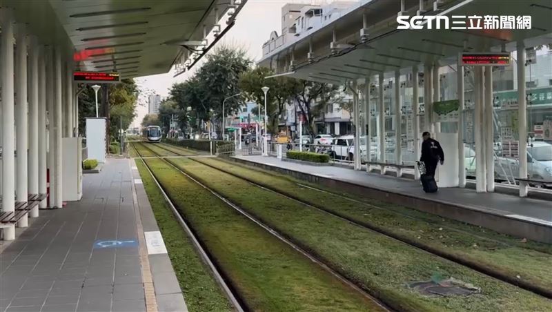 高雄輕軌今(20)日下午15時，列車於C34五權國小站驚傳電力異常。（圖／翻攝畫面）
