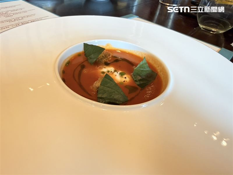 單點「溫托斯卡尼番茄濃湯、布拉塔乳酪、羅勒、香脆麵包丁」。（圖／記者李育道攝影）