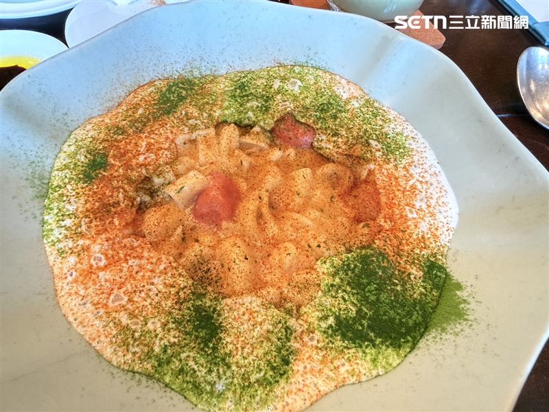 套餐中主食「手工綜合義大利麵、馬鈴薯、煙燻莫札瑞拉乳酪泡沫」。（圖／記者李育道攝影）