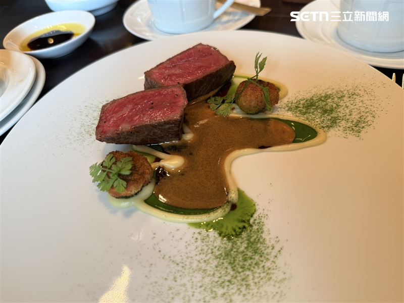 套餐中主餐「炙烤F1和牛紐約客、防風草泥、大蒜、番茄牛肉汁」。（圖／記者李育道攝影）