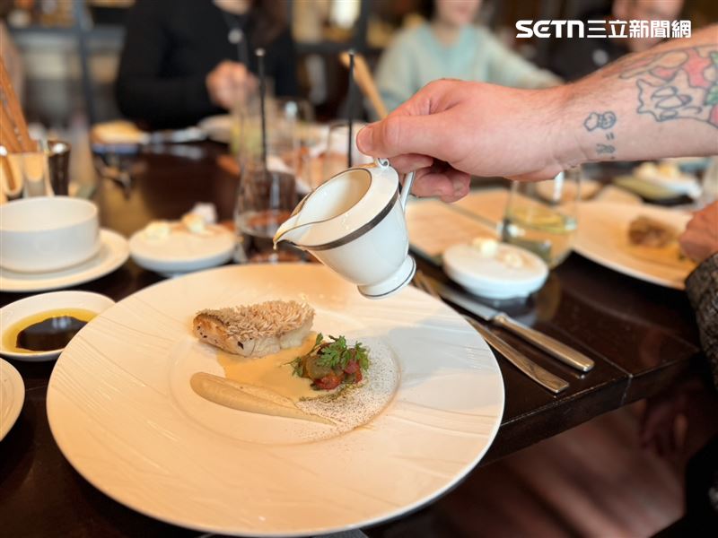套餐中主餐「酥炸立鱗馬頭魚、甜椒、茴香馬鈴薯泥、白酒奶油醬」。（圖／記者李育道攝影）
