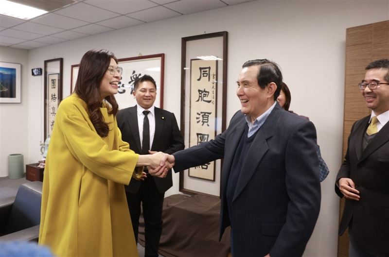 國民黨主席鄭麗文計畫今年訪問中國，前總統馬英九要她先把毛筆字練好。（資料照）