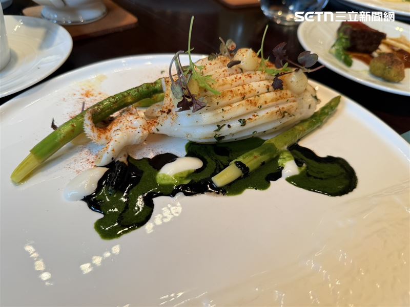 單點「碳烤墨魚、蘆筍、墨魚汁、荷蘭芹醬」。（圖／記者李育道攝影）
