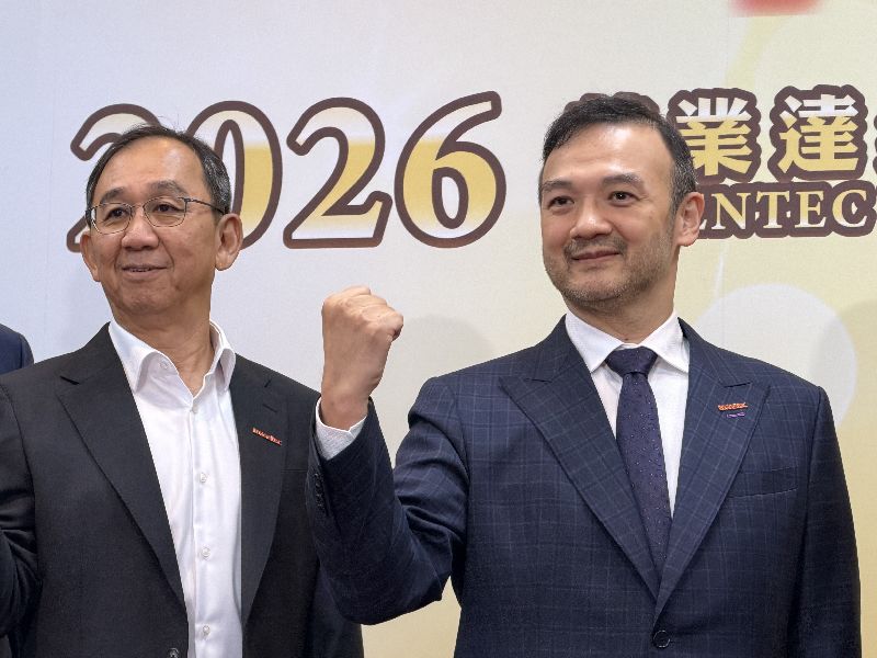 代工廠英業達集團日前在南港展覽館舉辦尾牙旺年會，總經理蔡枝安（左）、董事長葉力誠（右）看好今年人工智慧（AI）伺服器將持續成長兩位數