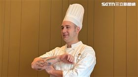 馬利歐在義大利餐廳擔任主廚時創作的海鰲蝦菜餚，入選2023年《米其林指南》並於評鑑中被提及，是主廚廚藝生涯中極具意義的代表作之一，他特別在手上刺上海鰲蝦。（圖／記者李育道攝影） 