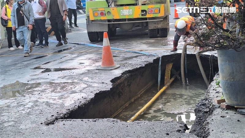 台南市的西門路和五妃街口傳出路面驚傳塌陷意外，深度達成年人身高，相當驚悚。（圖／翻攝畫面）