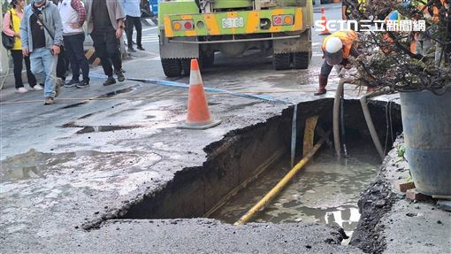 畫面曝！路詭塌陷「吞半身人」：重疊前年