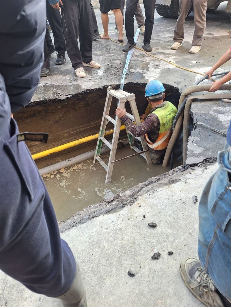 中西區五妃街與西門路口前年就曾塌陷過一次，不過這回初步判定與一旁建商無關。（圖／翻攝畫面）