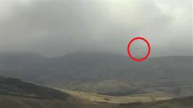 日本網友觀察，阿蘇火山博物館的火山口即時影像，有拍到疑本次失聯直升機冒煙墜毀的瞬間。（圖／翻攝自X）