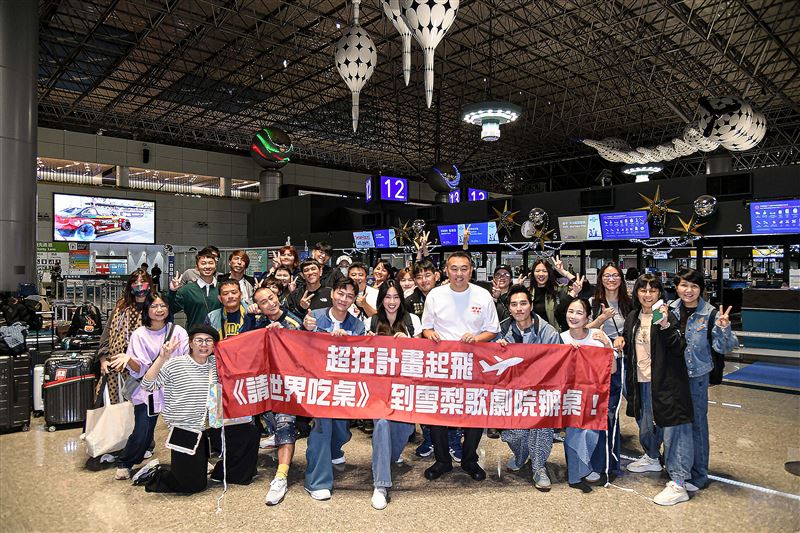 《請世界吃桌》由主持群隋棠、藍正龍、浩子、陳隨意、YouTuber千千及總舖師們組成「辦桌台灣隊」赴世界地標辦桌。（圖／三立電視提供）