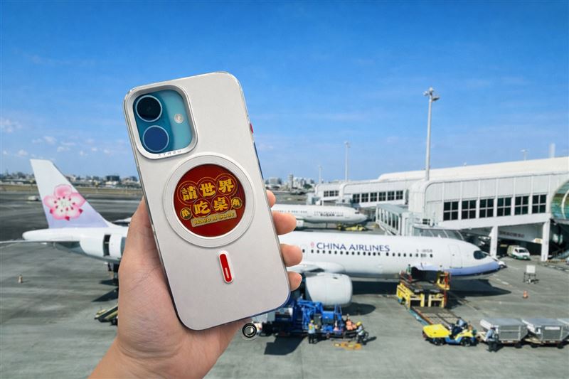 「XTREM 極稚易印殼」螢幕圓圈部分採高低差防刮設計，安心充電不怕傷到螢幕。輕薄不厚重，免拆殼就能感應apple pay、載具條碼。（圖／製作單位提供）